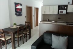Apartmany pohled na kuchyň s jídelním stolem